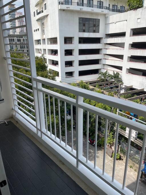 Delightful Condo In Central Location At Sukhumvit 49 Bangkok Eksteriør billede