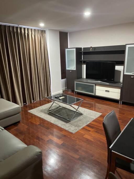 Delightful Condo In Central Location At Sukhumvit 49 Bangkok Eksteriør billede