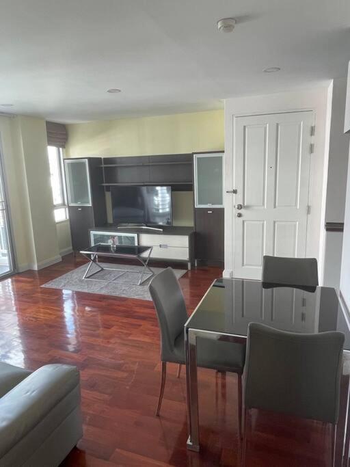 Delightful Condo In Central Location At Sukhumvit 49 Bangkok Eksteriør billede